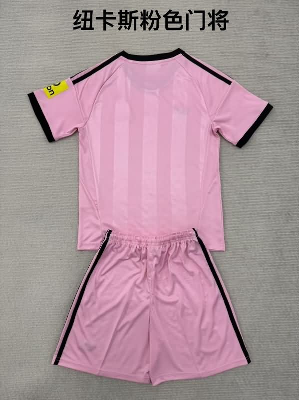 Newcastle United 25/26 Goalkeeper Pink Soccer Jersey