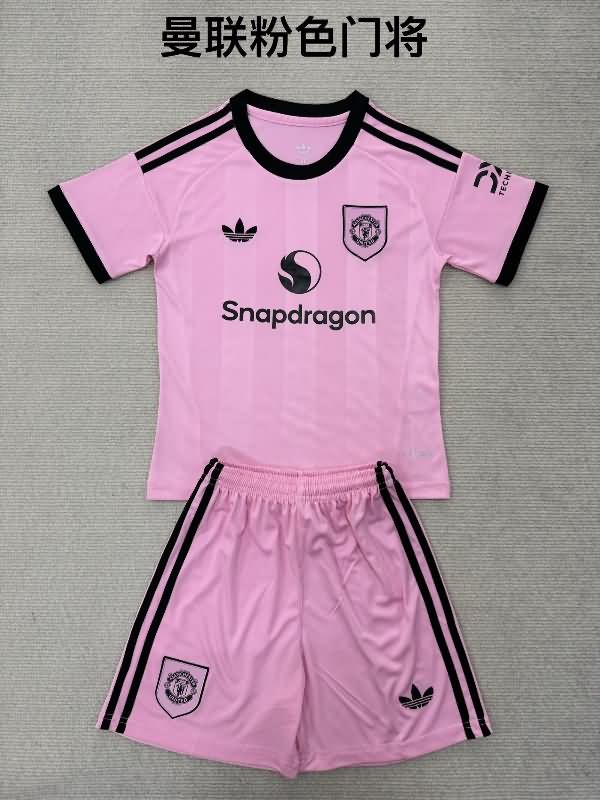 Kids Manchester United 25/26 Goalkeeper Pink Soccer Jersey And Shorts