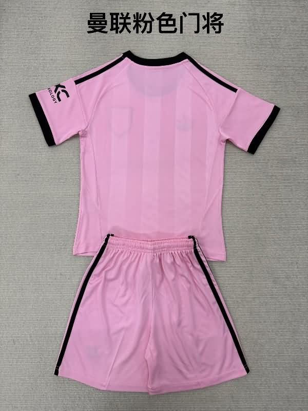 Kids Manchester United 25/26 Goalkeeper Pink Soccer Jersey And Shorts